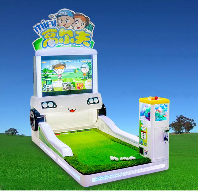 Anak-anak bermain mesin permainan golf mini gila dalam ruangan di pusat hiburan